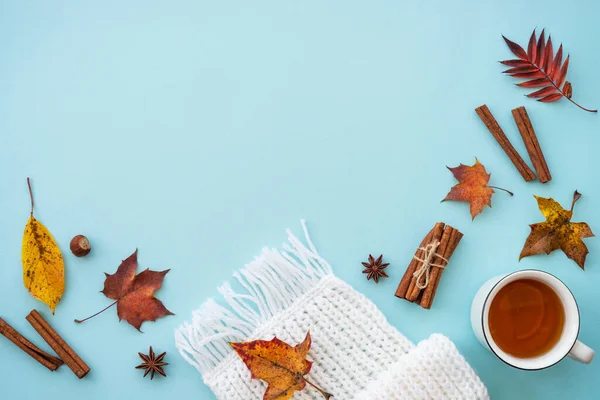 Útulné Podzimní Pozadí Modré Horký Čaj Pletená Šála Podzimní Listí — Stock fotografie
