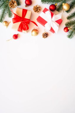 Beyaz arka planda noel süslemeleri ve fotokopi alanı. Hediye kutuları, köknar ağacı, mücevherler ve diğerleri. Düz konum.