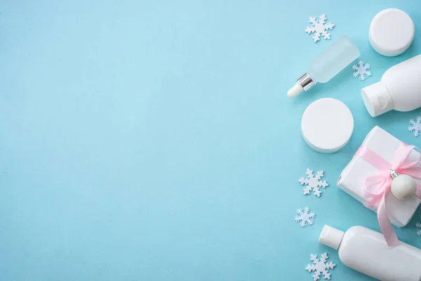 Naturalny Kosmetyk Zimowy Dekoracjami Wakacyjnymi Pudełkiem Niebieskim Tle Koncepcja Zimowej — Zdjęcie stockowe