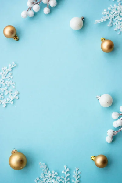青に白と金色の装飾が施されたクリスマス休暇の組成 ミニマルなスタイル 平置き画像 — ストック写真