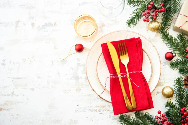 Weihnachtsessen Weihnachtliche Tischdekoration Mit Weißem Teller Goldenem Besteck Und Weihnachtsdekoration — Stockfoto