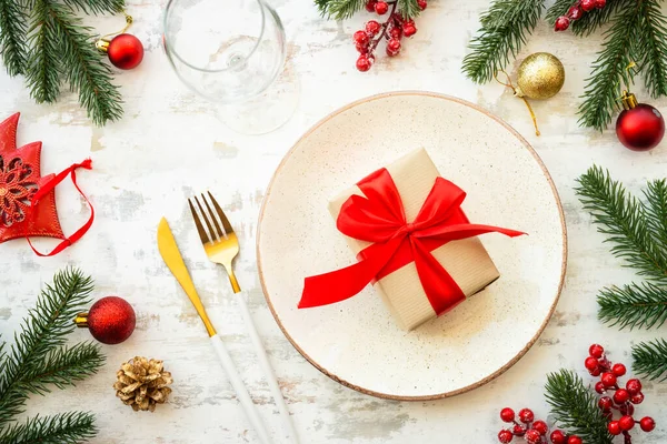 Karácsonyi Étel Karácsonyi Asztal Beállítás Fehér Tányérral Arany Evőeszközök Ajándék — Stock Fotó
