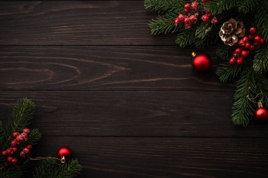 Tahtadan yapılmış Noel arkaplanı. Firavun ağacı brunch 'ı ve kırmızı süslemeler fotokopi alanı ile düz yatıyordu.