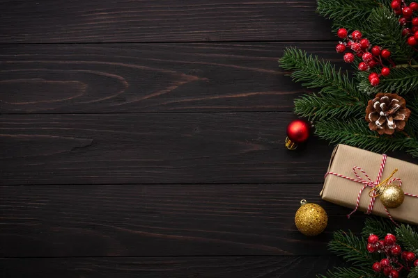 Noel Tebrik Kartı Firavun Ağacı Brunch Ahşap Arka Planda Kırmızı — Stok fotoğraf
