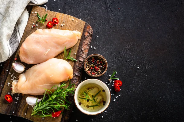 Kippenfilet Ambachtelijke Houten Plank Aan Zwarte Leistafel Bovenaanzicht Met Ingrediënten — Stockfoto