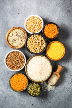 Glütensiz mısır gevreği. Farklı kaselerde pirinç, karabuğday, mısır, mercimek, soya fasulyesi ve kinoa var. Bedava yiyeceğe alerjisi var. Üst görünüm.