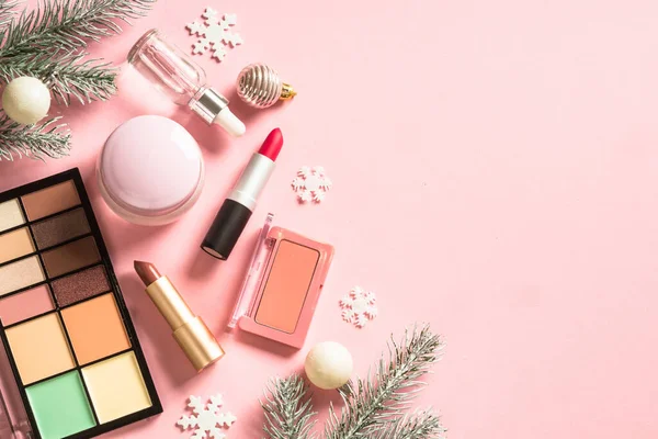 Vyrobte Kosmetické Výrobky Vánoční Ozdoby Růžové Plochý Obrázek Kopírovacím Prostorem — Stock fotografie