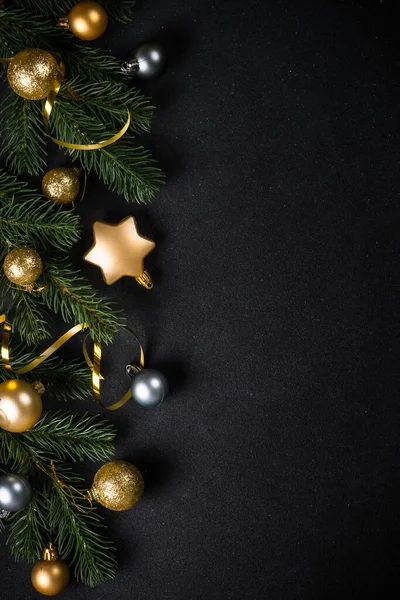 Black Christmas Background Fir Tree Trendy Golden Decorations Flat Lay — Zdjęcie stockowe