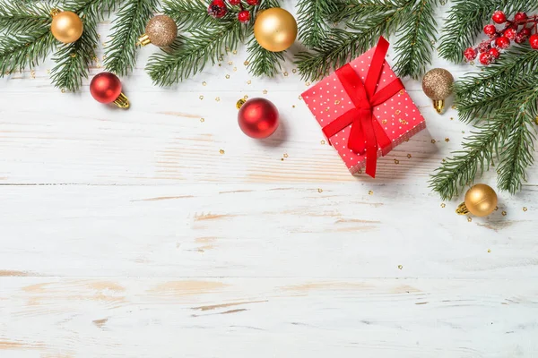 Рождественская Коробка Красной Лентой Праздничными Украшениями Вид Сверху Белый Деревянный — стоковое фото