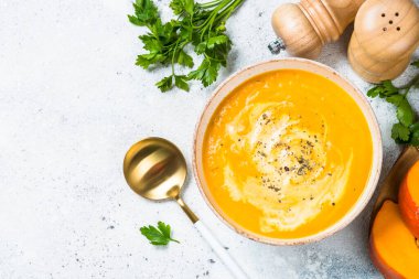 Kremalı kabak çorbası püresi. Beyaz masadaki en üst görüntü.