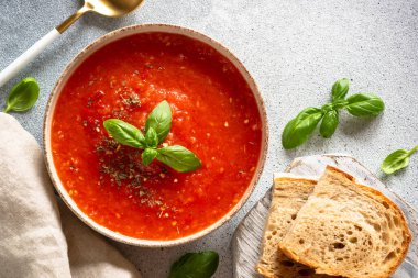 Hafif taş masada domates çorbası. Vejetaryen yemeği. Işık taşı masadaki en üst görünüm.
