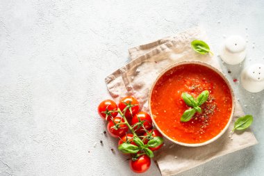 Domates çorbası. Malzemeli geleneksel sebze çorbası. Işık taşı masadaki en üst görünüm.