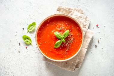 Domates çorbası. Geleneksel sebze çorbası. Kopyalama alanı olan beyaz üzerine üst görünüm.