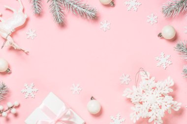 Pembeli bir Noel arkaplanı. Firavun ağacı, hediye kutusu ve beyaz Noel süslemeleri. Kopyalama alanı olan üst görünüm.