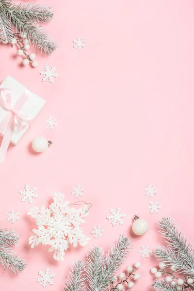 Різдвяні Прикраси Рожевому Фоні Ялинка Нинішня Коробка Білі Різдвяні Прикраси — стокове фото