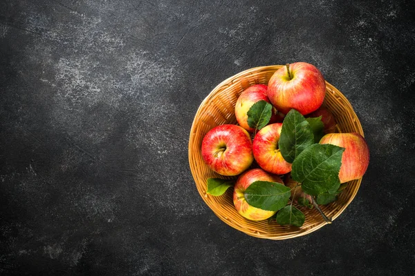 Äppelkorgen Färska Mogna Röda Äpplen Korgen Vid Svart Stenbord Ovanifrån — Stockfoto