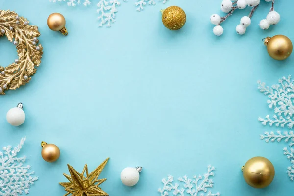 青に白と金色の装飾が施されたクリスマス休暇の組成 ミニマルなスタイル 平面画像と空間デザイン — ストック写真