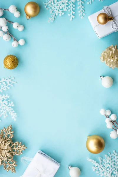 クリスマスの背景 青に白と金色の装飾と休日の組成 平置き画像 — ストック写真