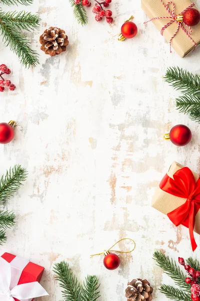 Karácsonyi Ünnepi Dekorációk Fehér Háttér Fénymásolás Ajándékdobozok Fenyőfa Baubles Mások — Stock Fotó
