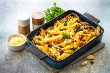 Kıyma, peynir ve krem soslu makarna. Peynirli makarna. Pişmiş yemek..