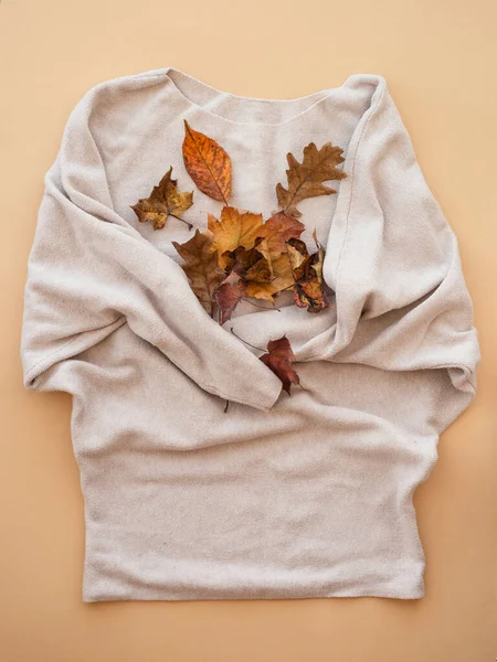 秋のフラットレイアウト 暖かいセーターとともに秋の葉で色Backgromd — ストック写真