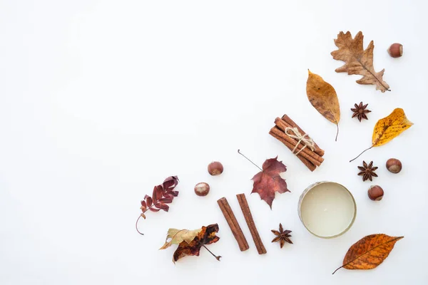 Kreativní Podzimní Skladba Podzimní Listy Svíčky Koření Ořechy Bílém Plochý — Stock fotografie