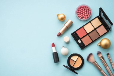 Mavi arka planda ürünler ve Noel süslemeleri var. Tatil alışverişi. Kopyalama alanı olan düz resim.