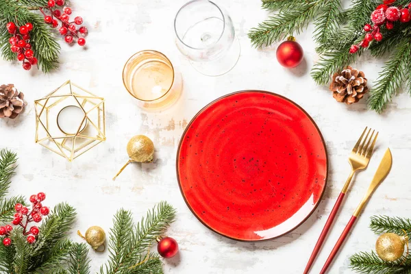 Weihnachtliche Tischdekoration Mit Bastelteller Besteck Geschenkbox Und Weihnachtsdekoration Auf Weißem — Stockfoto