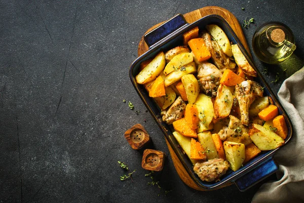 Csirkehús Sütőtökkel Krumplival Egy Serpenyőben Sült Étel Felülnézet Másolási Hellyel — Stock Fotó