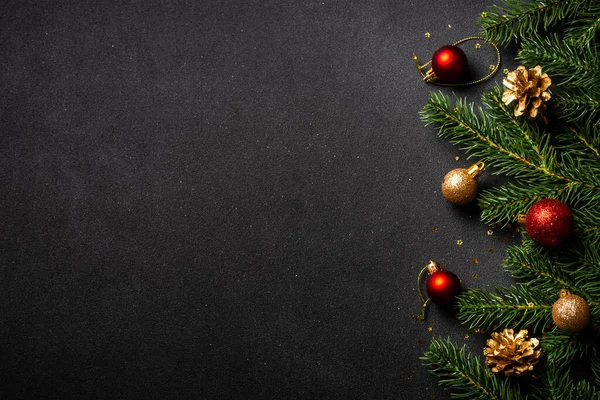 クリスマスフラットは休日の装飾と背景を置く コピースペース付きブラックの上ビュー — ストック写真