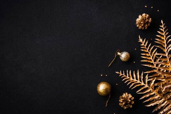 Weihnachten Flach Lag Hintergrund Mit Goldener Feiertagsdekoration Draufsicht Auf Schwarz — Stockfoto