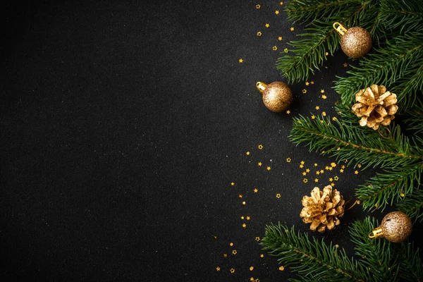 黒の上に金色の休日の装飾とクリスマスフラットレイアウトの背景 コピースペース付きのトップビュー — ストック写真