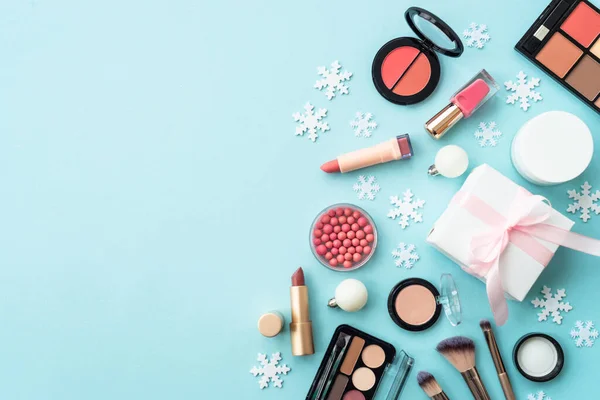 Zimní Kosmetika Dárkovou Krabicí Vánoční Výzdobou Modré Vánoční Prodej Dárkový — Stock fotografie