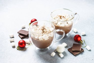 Şekerlemeli sıcak çikolata ve taş masada noel süslemeleri..