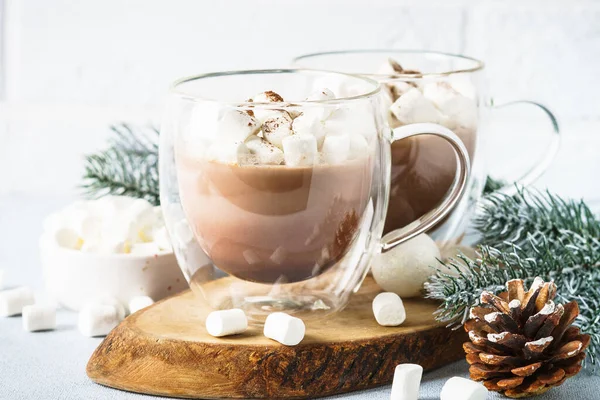 핫초코에 마시멜로를 유리컵에 크리스마스 장식을 — 스톡 사진