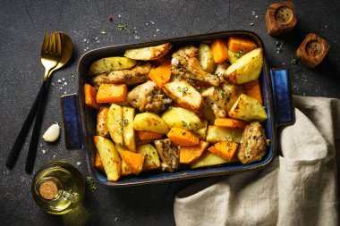 Kabak ve patatesli tavuk eti. Bir tencere fırında. En üst görüntü.