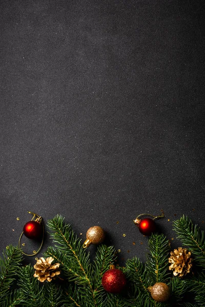 クリスマスフラットは休日の装飾と背景を置く コピースペース付きブラックの上ビュー — ストック写真