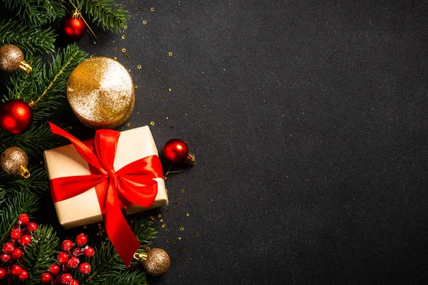 クリスマス フラットは背景を置く プレゼントボックス モミの木や休日の装飾 黒のトップビュー — ストック写真