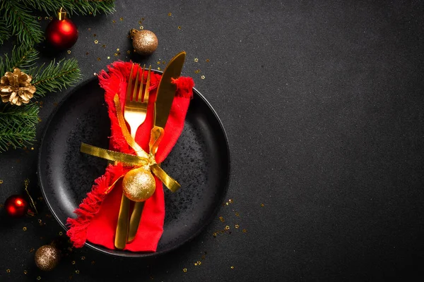 Karácsonyi Asztal Fekete Tányérral Arany Evőeszközökkel Ünnepi Dekorációkkal Top Nézet — Stock Fotó