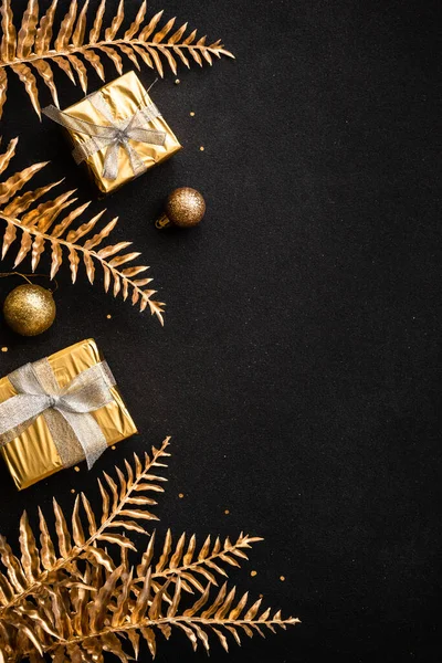 Weihnachten Flach Lag Hintergrund Palmblätter Geschenkbox Und Goldene Dekorationen Auf — Stockfoto