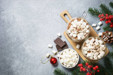 Kış sıcak içecek. Noel sıcak çikolata veya kakao beyaz Noel süslemeleri ile hatmi ile. Kopya alanı ile Üstten Görünüm.