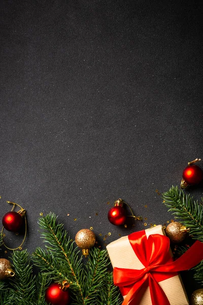 クリスマス フラットは背景を置く プレゼントボックス モミの木や休日の装飾 黒のトップビュー — ストック写真