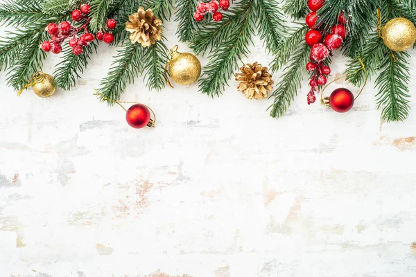 Kerstversiering Kerst Achtergrond Wit Vuurboom Rood Gouden Decor Samenstelling Van — Stockfoto