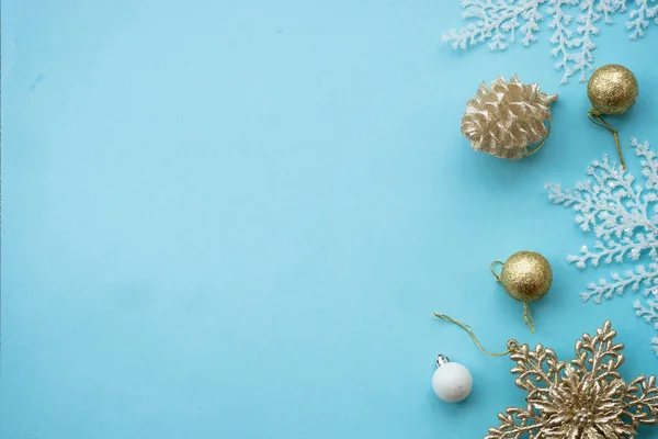 青の休日の装飾とクリスマスの組成 モミの木 現在のボックスと装飾 コピースペース付きのトップビュー — ストック写真