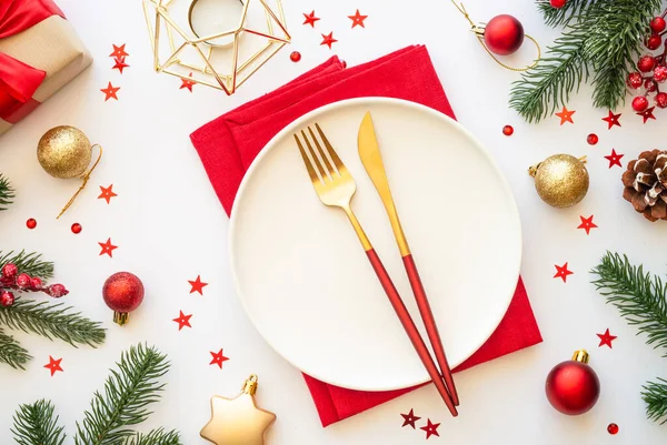 Weihnachtliche Tischdekoration Mit Teller Besteck Und Weihnachtsdekoration Auf Weißem Hintergrund — Stockfoto