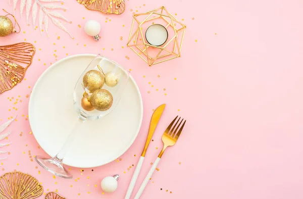 Χριστουγεννιάτικο Τραπέζι Λευκό Πιάτο Και Χριστουγεννιάτικες Διακοσμήσεις Ροζ Φόντο Επίπεδη — Φωτογραφία Αρχείου
