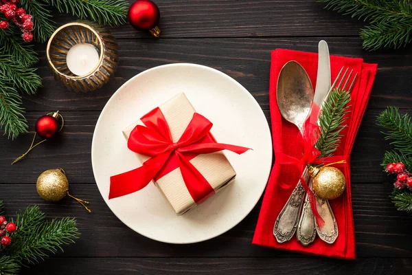 Karácsonyi Étel Karácsonyi Asztal Beállítás Kézműves Tányérral Evőeszközökkel Ajándékdobozzal Karácsonyi — Stock Fotó