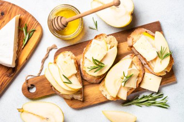 Tatlı tost, armut, peynir ve bal. Sağlıklı atıştırmalıklar ya da kahvaltı. Üst görünüm.