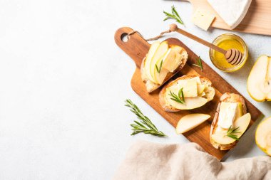 Tatlı tost, armut, peynir ve bal. Sağlıklı atıştırmalıklar ya da kahvaltı. Kopyalama alanı olan üst görünüm.