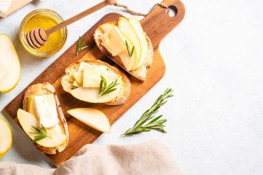 Tatlı tost, armut, peynir ve bal. Sağlıklı atıştırmalıklar ya da kahvaltı. Üst görünüm.